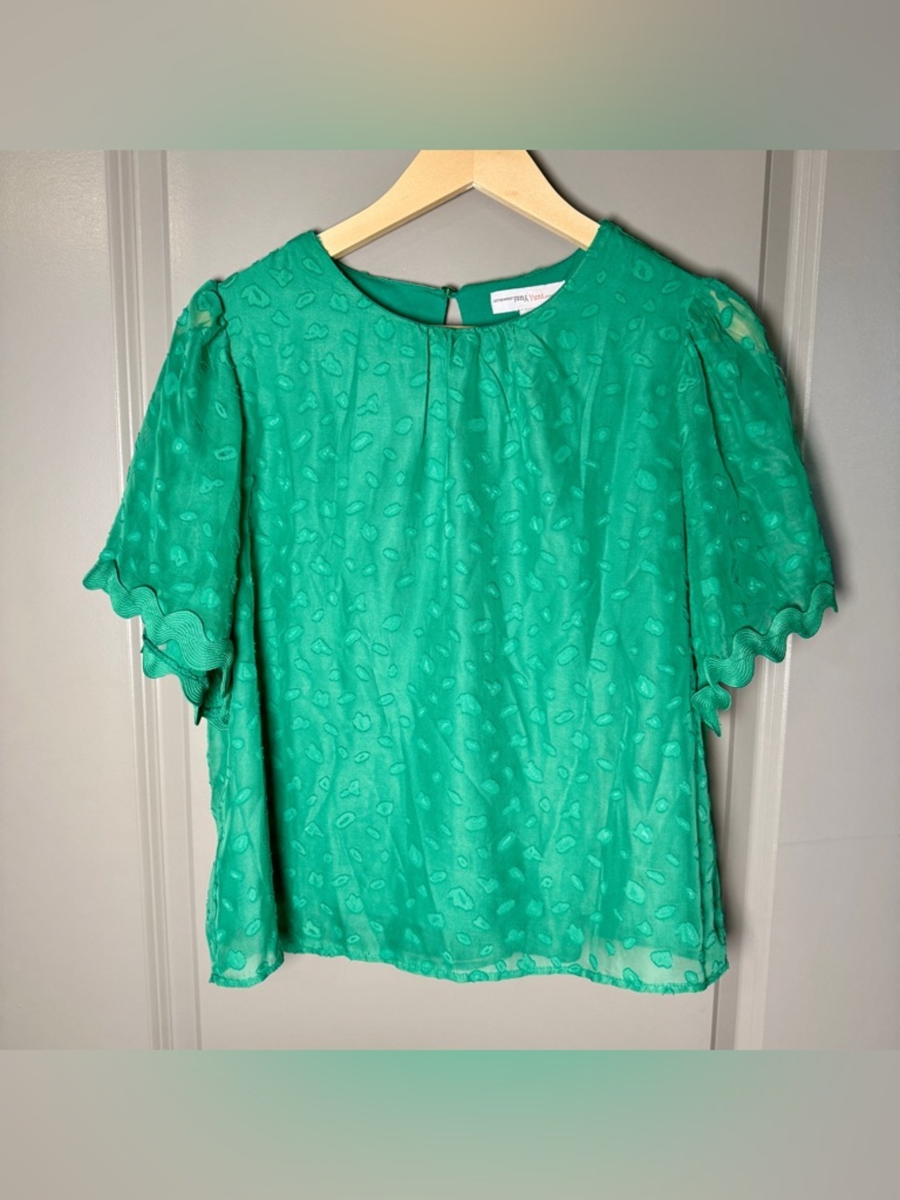 Yuni Los Angeles Textured Green Chiffon Top | L | Flutter Sleeve | Scallop Trim